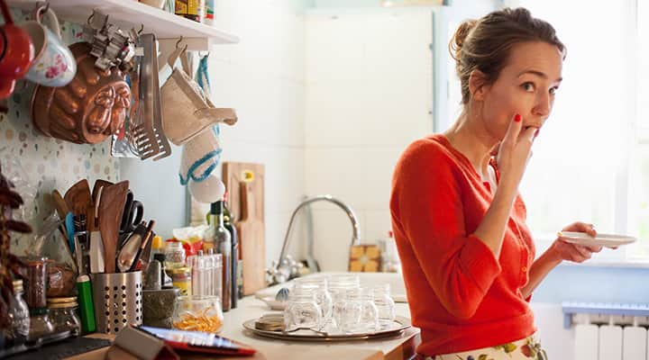 Woman avoids snacking with supplemental saffron