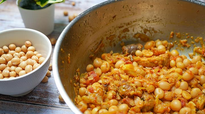 Soaking and cooking chickpeas reduce antinutrients found within them