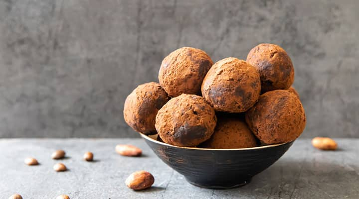 Cacao-dusted truffle balls in a bowl