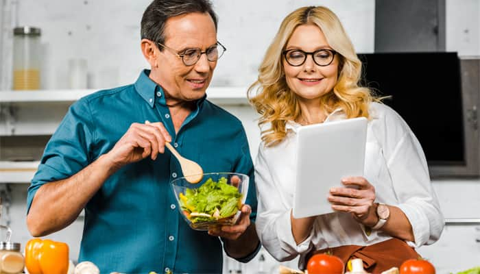 Couple eating healthy to prevent back pain